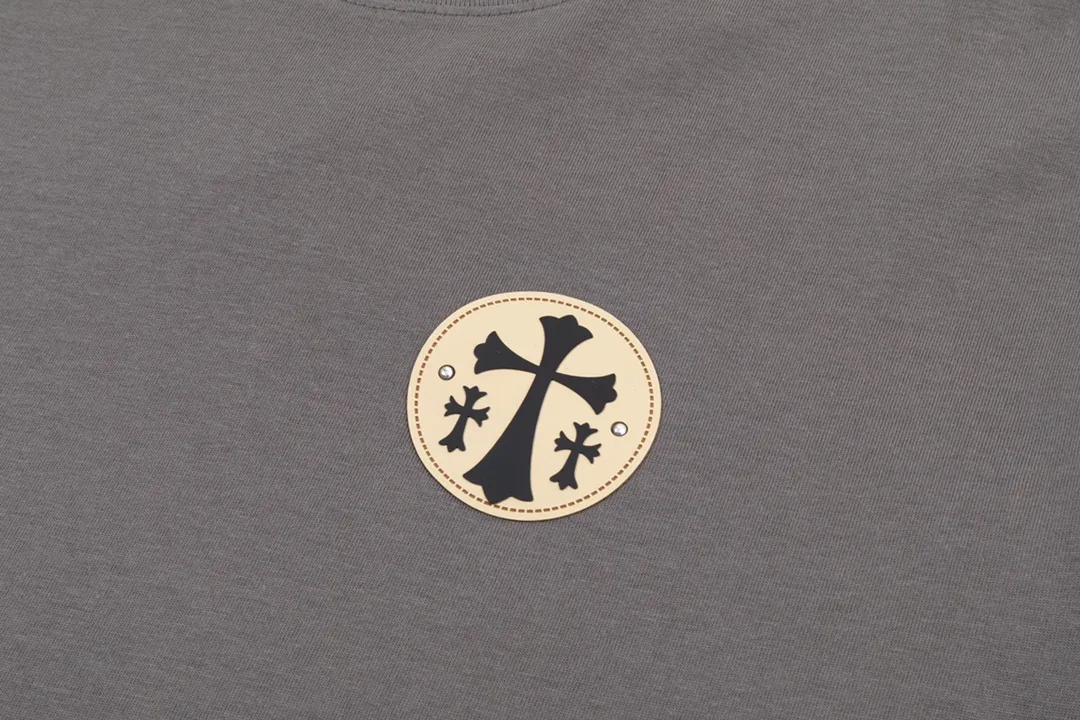 P200 CHROME HEARTS LoGo is fashionable and elegant, with a dropped shoulder style. The fabric is made of 26s double-yarn combed cotton compact spinning yarn with a weight of 280. It is matched with 1*1 Salona rib. The fabric is fermented and has a loose fit. Color: dark gray size: S～XXL